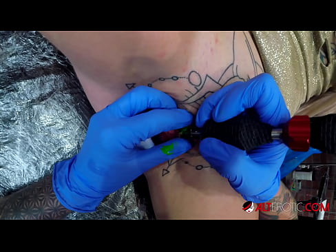 ❤️ Itin tatuiruota karšta Sully Savage gavo tatuiruotę ant savo klitorio ❤️❌ Dulkinimo video prie porno lt.chancel.top ❤